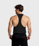 modelo de espaldas con camiseta de tirantes sin mangas color negro tipo olímpica para hombre gymhawk