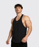 modelo en angulo con camiseta de tirantes sin mangas color negro tipo olímpica para hombre