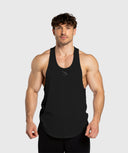 modelo de frente con camiseta de tirantes sin mangas color negro tipo olímpica para hombre gymhawk