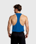 modelo de espaldas con camiseta de tirantes sin mangas color azul electrico tipo olimpica para hombre gymhawk