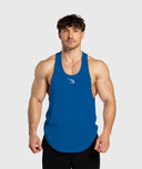 modelo de frente con camiseta de tirantes sin mangas color azul electrico tipo olimpica para hombre gymhawk